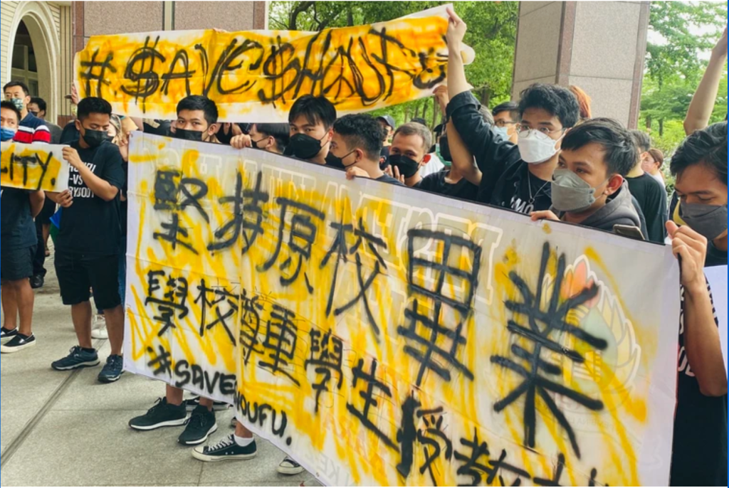 Dosen dan Mahasiswa Berunjuk Rasa di Universitas Shoufu Taiwan