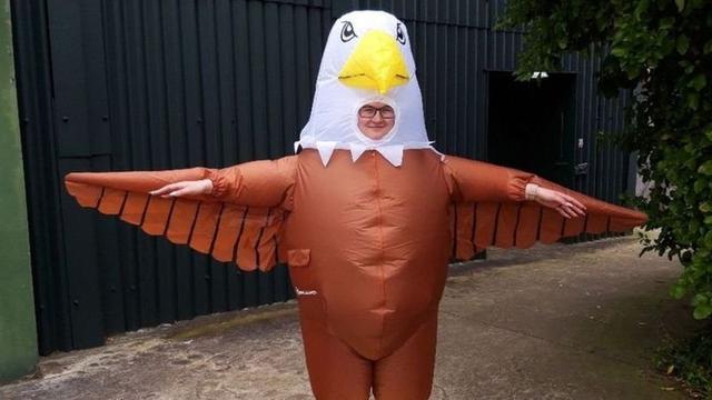 Tertarik? Profesi Pengusir Burung Camar, Wajib Pakai Kostum 
