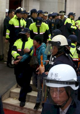 Polisi mengusir ratusan demonstran yang menyerbu gedung Yuan Eksekutif