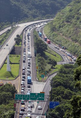 Arus Jalan Tol No 5 Macet Sejak Pagi Hari