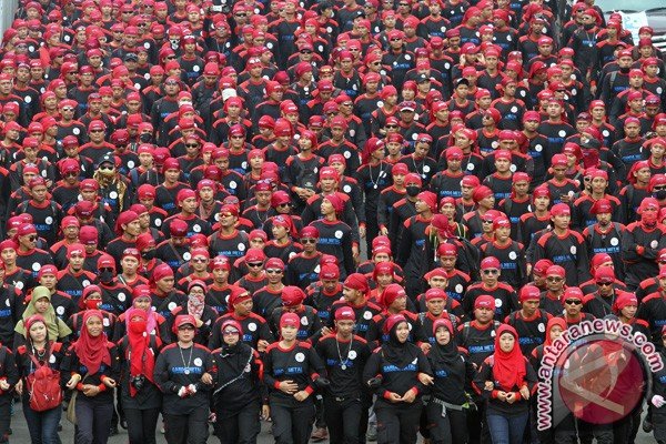 Peringatan Hari Buruh di Bekasi ditandai pelepasan 10.000 lele