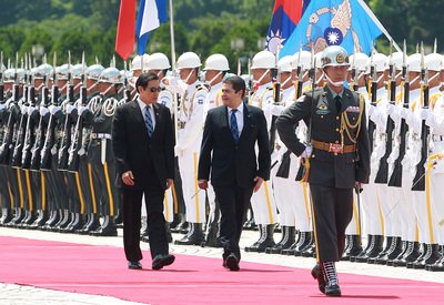 Presiden Ma Sambut Kunjungan Presiden Honduras dengan Upacara Kemiliteran