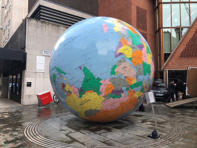 Penyematan Nama Taiwan di Karya Seni LSE Menimbulkan Kontroversi