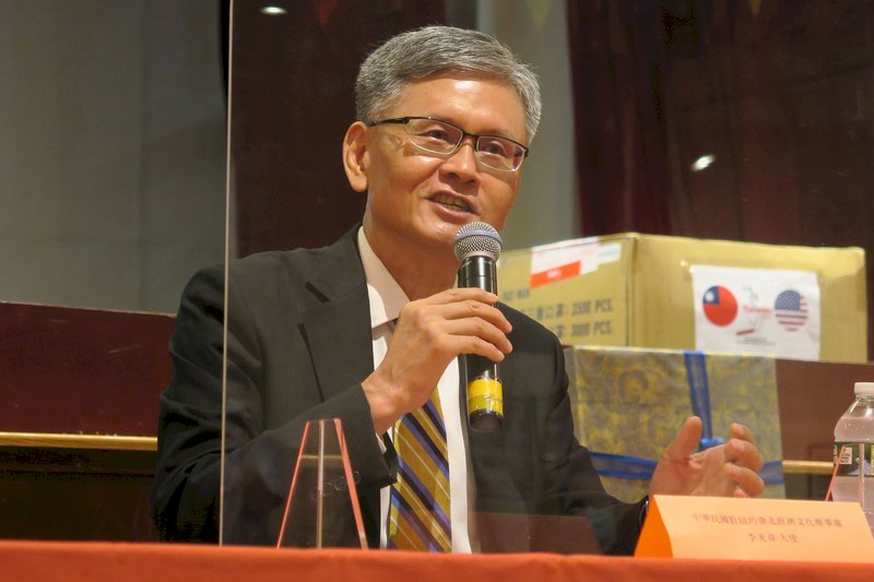 Kepala Representatif James Lee Menyerahkan 10.000 Masker Untuk CBBA