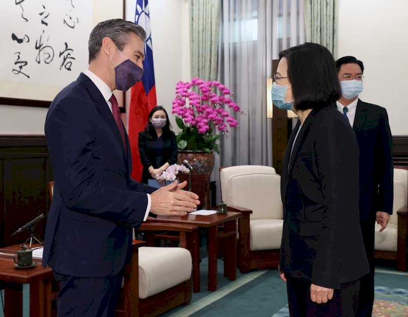 Bertemu Dengan Ketua NED, Presiden Tsai Ing-wen: Berharap Dapat Berpartisipasi dalam Pertukaran Memperkuat Pertahanan Nasional