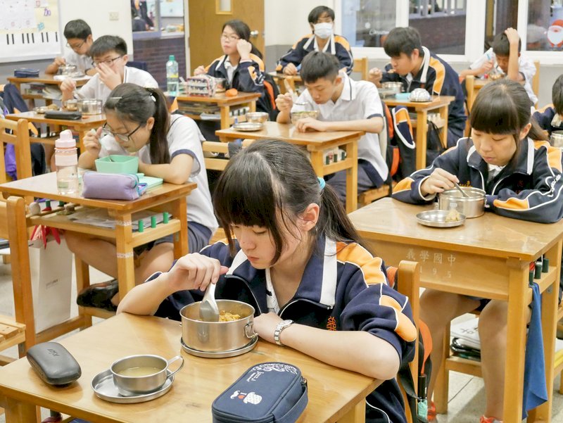 PM Su Tseng-chang Ketok Palu Penambahan NT$ 10 untuk Subsidi Makan Siang bagi Anak Per Mei