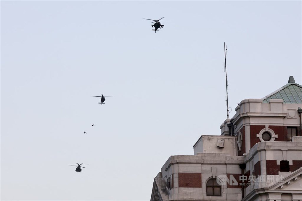 3 helikopter yaitu 1 armada AH-64E Apache, 1 CH-47SD Chinook dan 1 Black Hawk UH-60M terbang melintasi angkasa Istana Kepresidenan (foto: CNA) 3 helikopter yaitu 1 armada AH-64E Apache, 1 CH-47SD Chinook dan 1 Black Hawk UH-60M terbang melintasi angkasa Istana Kepresidenan (foto: CNA)