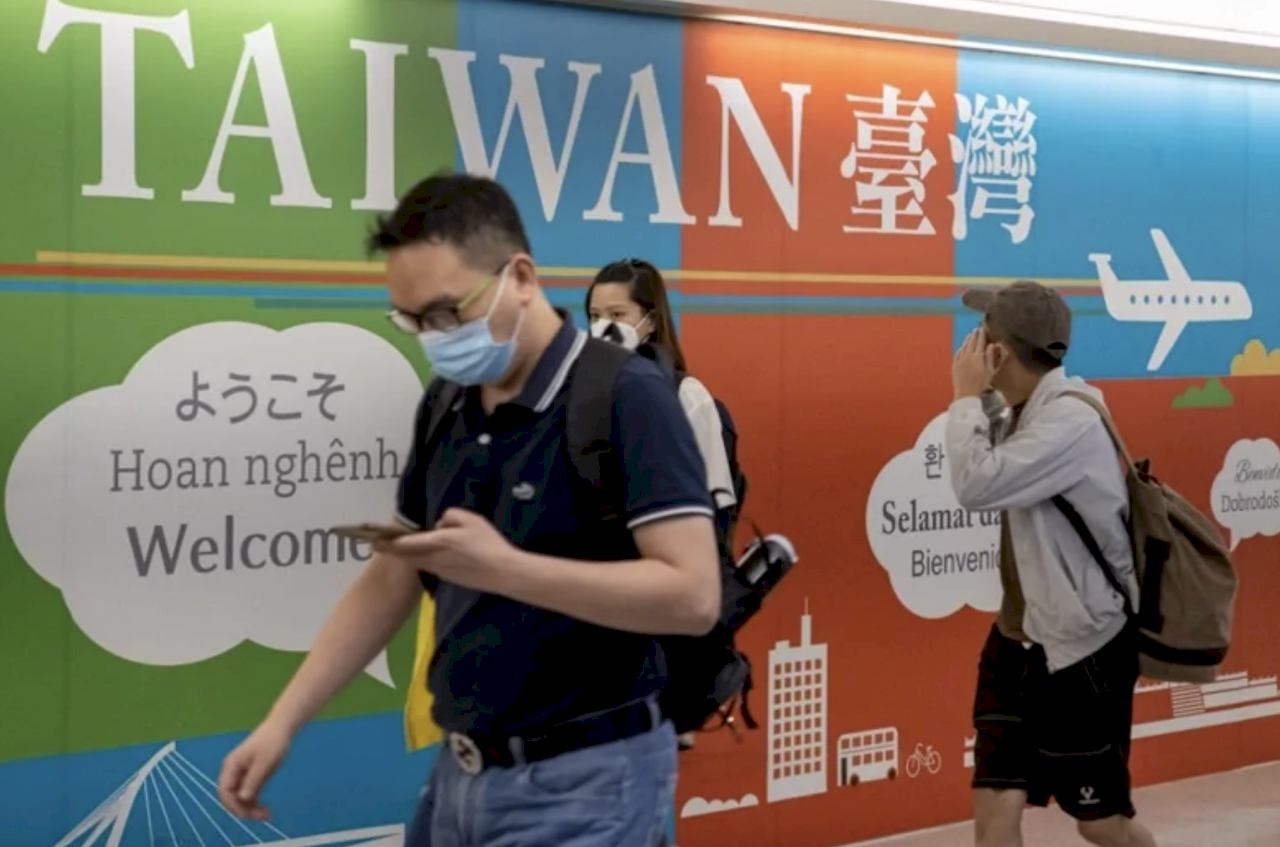 penumpang di bandara Taiwan (foto: udn.com)
