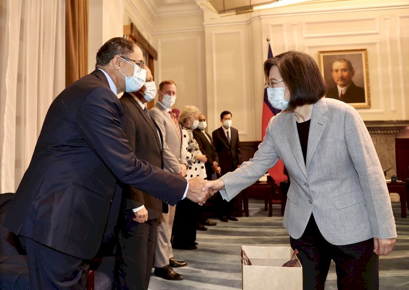 Presiden Tsai Ing-wen bertemu tamu Forum Yushan 2022 (foto: CNA)