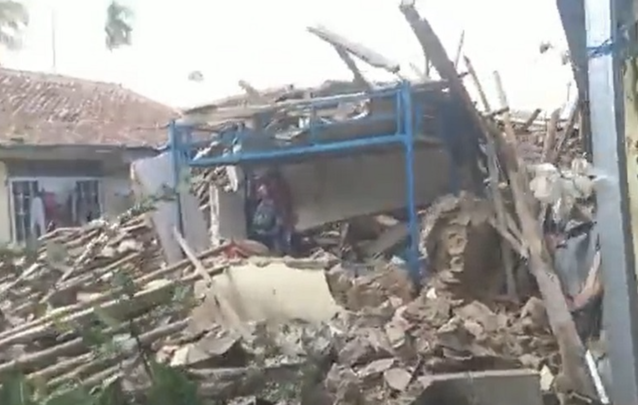 Gempa bermagnitudo 5,6 yang mengguncangkan Jawa Barat