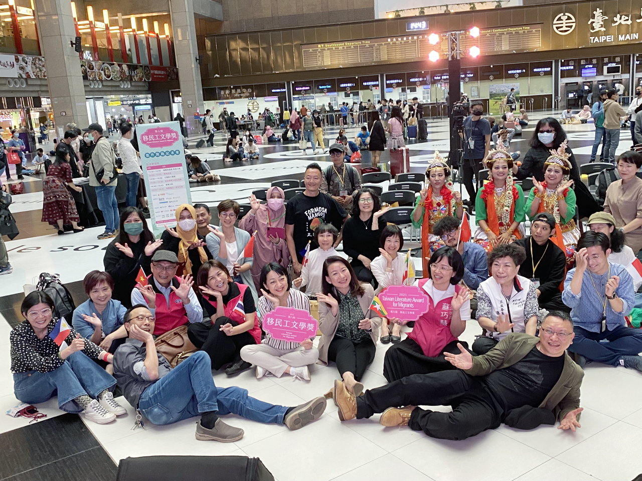 Kiri ke kanan : Foto bersama dalam konferensi pers acara pembukaan Penghargaan Sastra Migran Chairwomen RTI Cheryl Lai, Pelopor Penghargaan Sastra Migran Chang Cheng, CEO Greener Grass Production Tang Sheng-jung (foto: RTI)