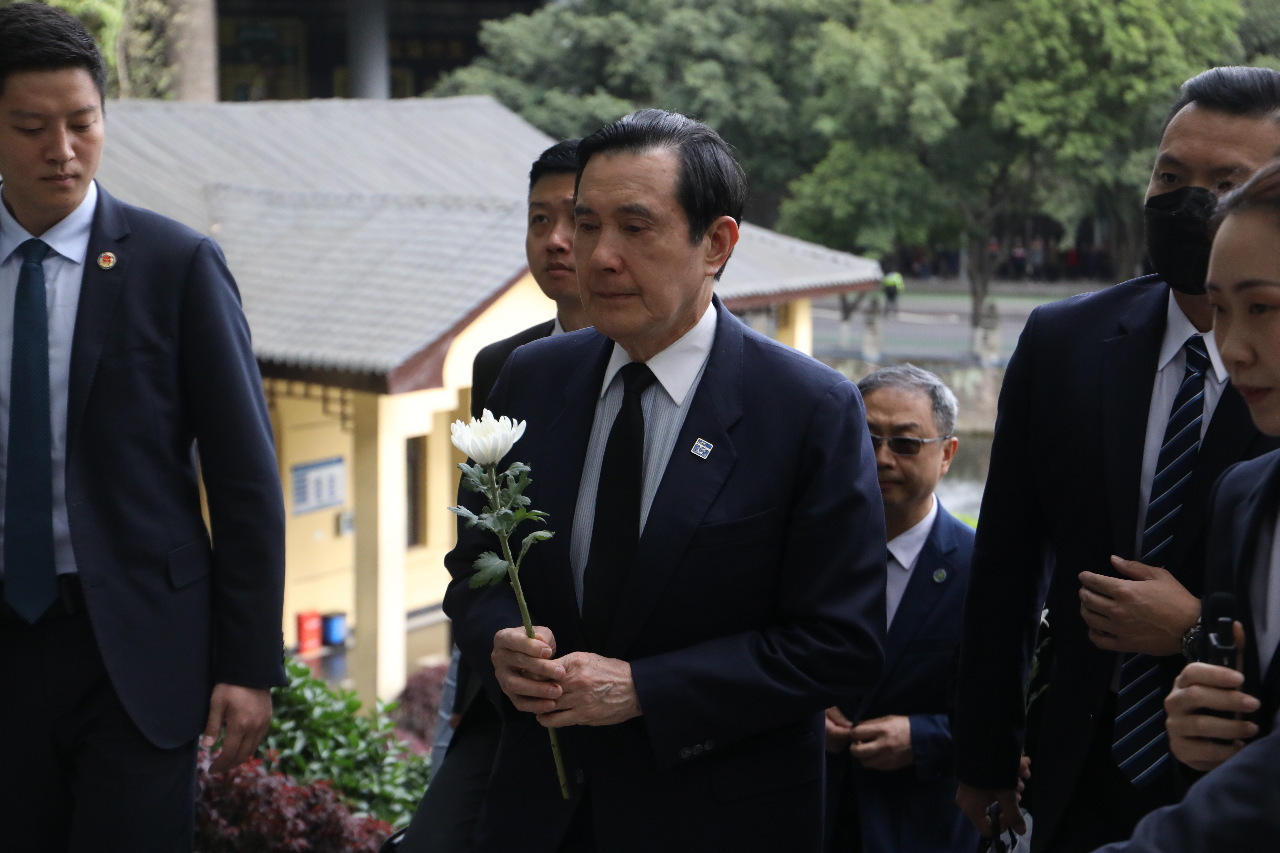 Ma Ying-jeou Menitikkan Air Mata Saat Ziarah ke Mausoleum Jenderal Zhang Zizhong