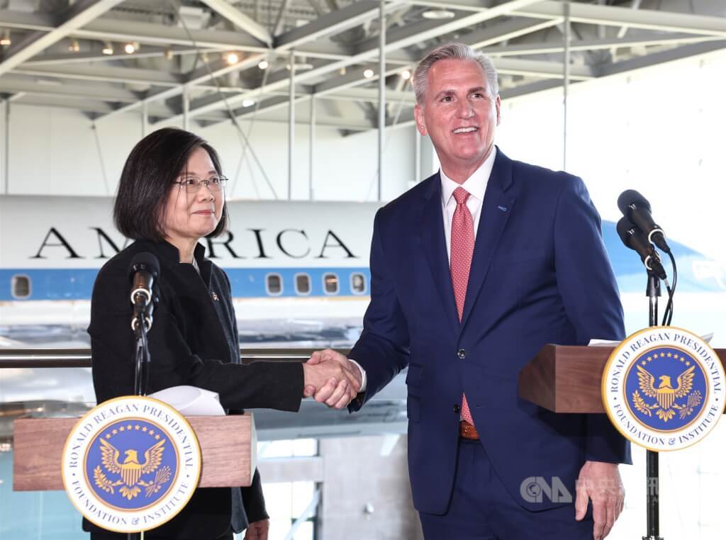 Momen Bersejarah, Presiden Tsai Ing-wen Bertemu Langsung dengan Ketua DPR McCarthy