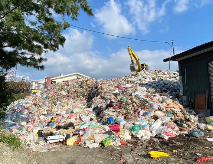 Lebih dari 8.000 Ton Sampah Menumpuk di Puli, Warga Minta Badan Perlindungan Lingkungan Mengurus Masalah Ini