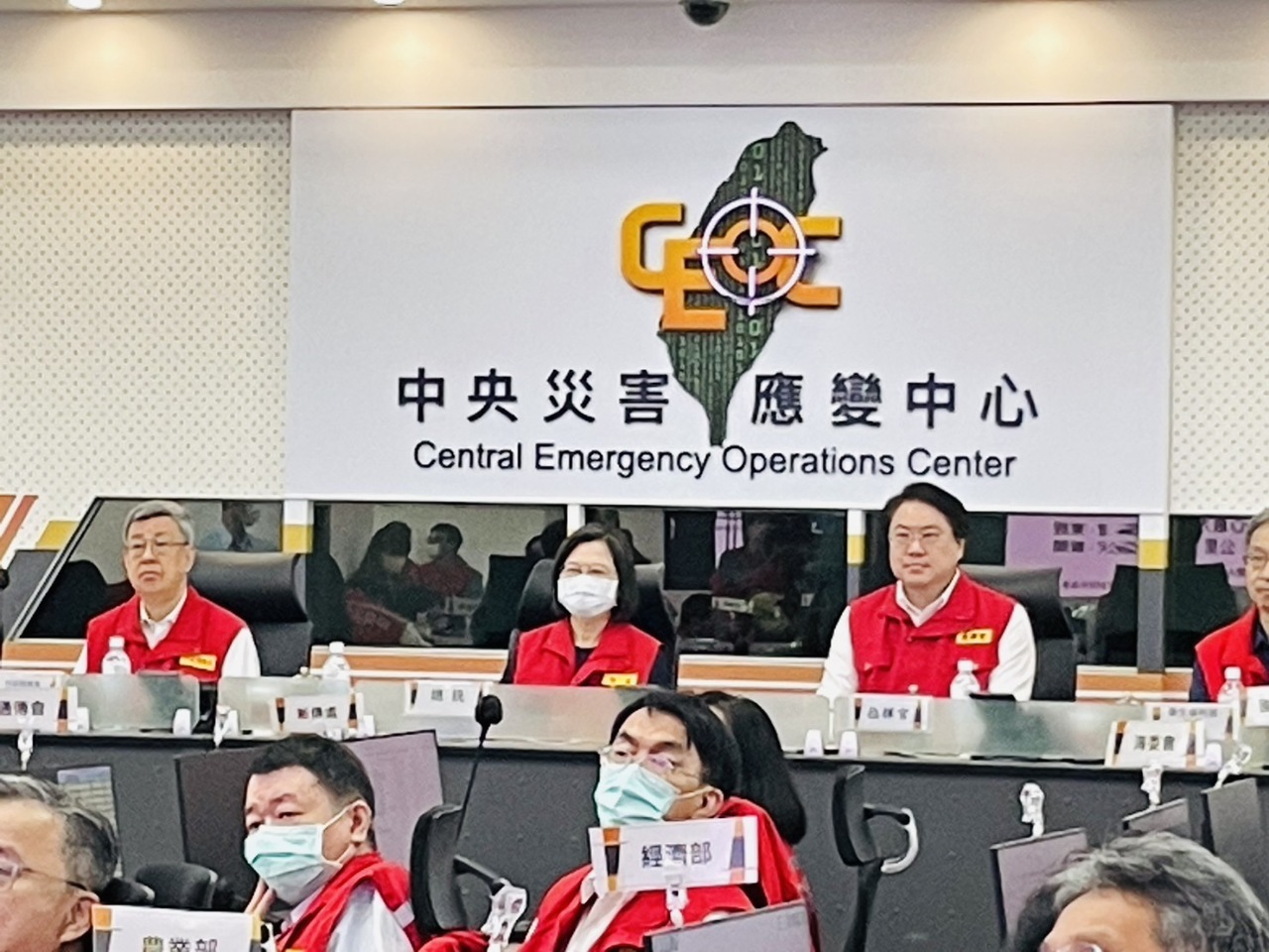Pres. Tsai dan PM Chen Meninjau Pusat Tanggap Bencana, Pengaruh Pusaran Luar Khanun Paling Terasa Pada Tengah Malam Nanti