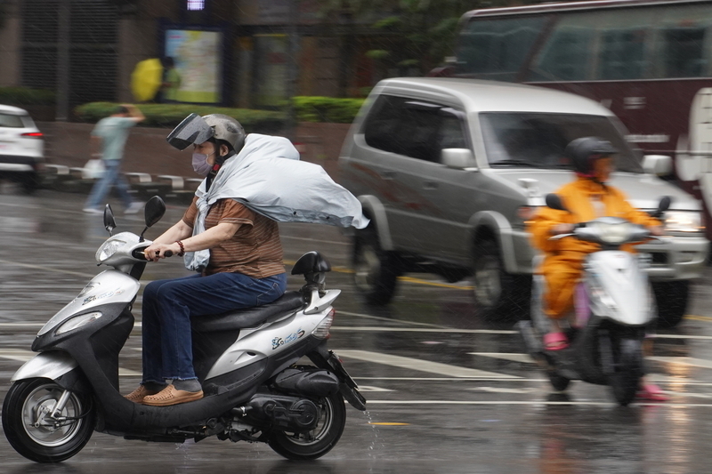 Jangan Sembarangan Keluar Rumah di Hari Taifun, Jadwal Transportasi Umum Taipei Dikurangi