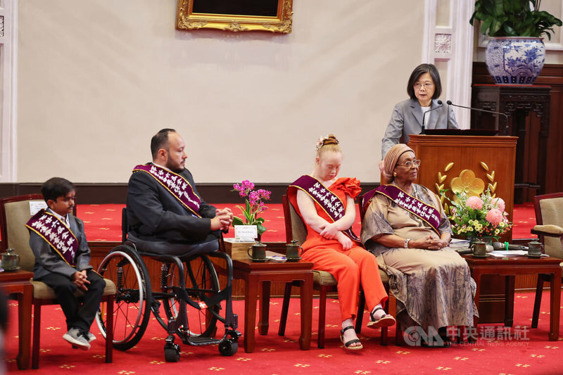 Presiden Tsai Bertemu dengan Pemenang Penghargaan “Fervent Global Love of Lives Awardees”