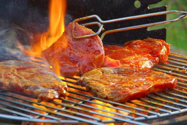 Gak Tanggung-tanggung! Warga Ini Memilih Barbekyu Satu Ekor Buaya Utuh