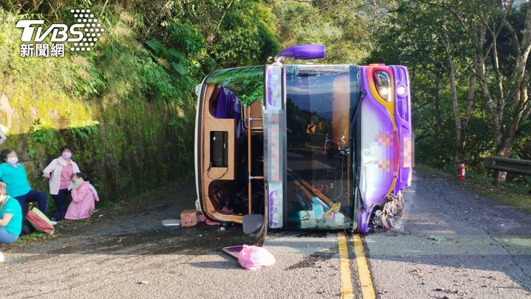 Bus Pariwisata Terguling di Pegunungan Taiping, 1 Orang Tewas