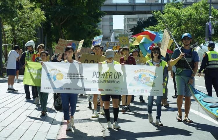 350 Taiwan Adakan Parade POWER UP di Taipei 101, Ajak Masyarakat Buat Aksi Nyata untuk Jaga Bumi