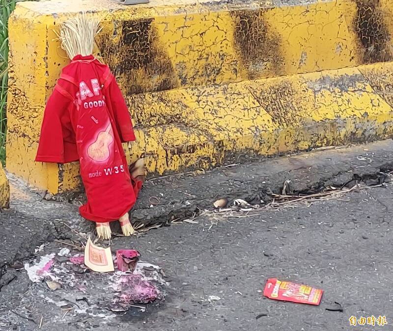 Boneka Jerami Berbaju Merah Misterius Ditinggalkan di Pinggir Jalan, Pakar: Jangan Sembarang di Sentuh!