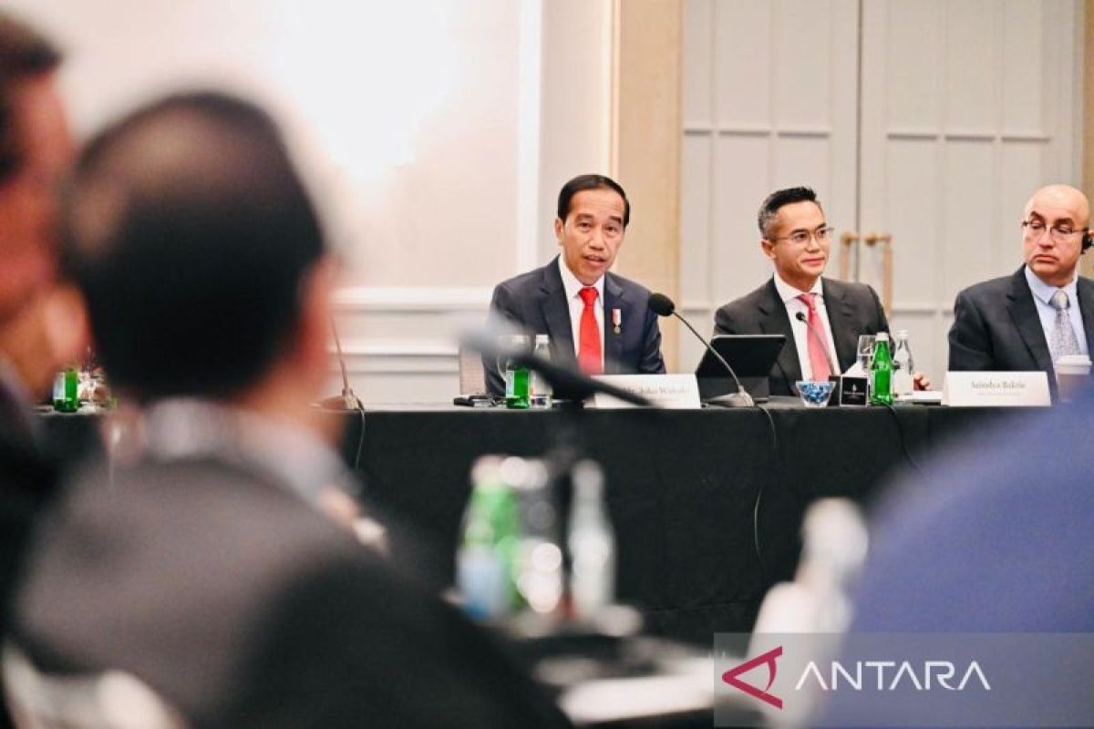 Jokowi sampaikan tiga fokus ASEAN Caucus termasuk soal transisi energi (foto: Antaranews) Jokowi sampaikan tiga fokus ASEAN Caucus termasuk soal transisi energi (foto: Antaranews)