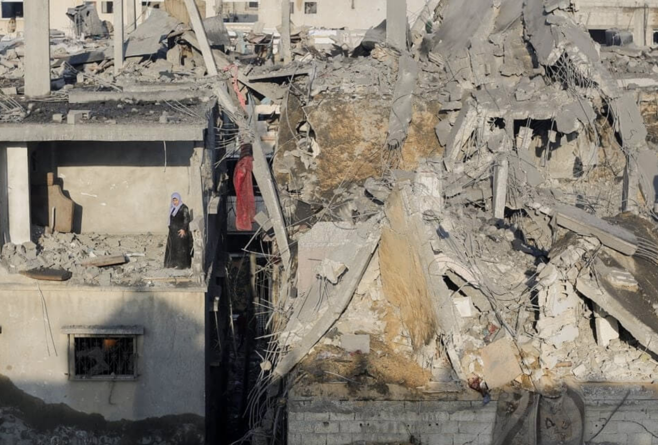 warga Palestina di tengah reruntuhan akibat pemboman militer Israel (foto: Reuters)
