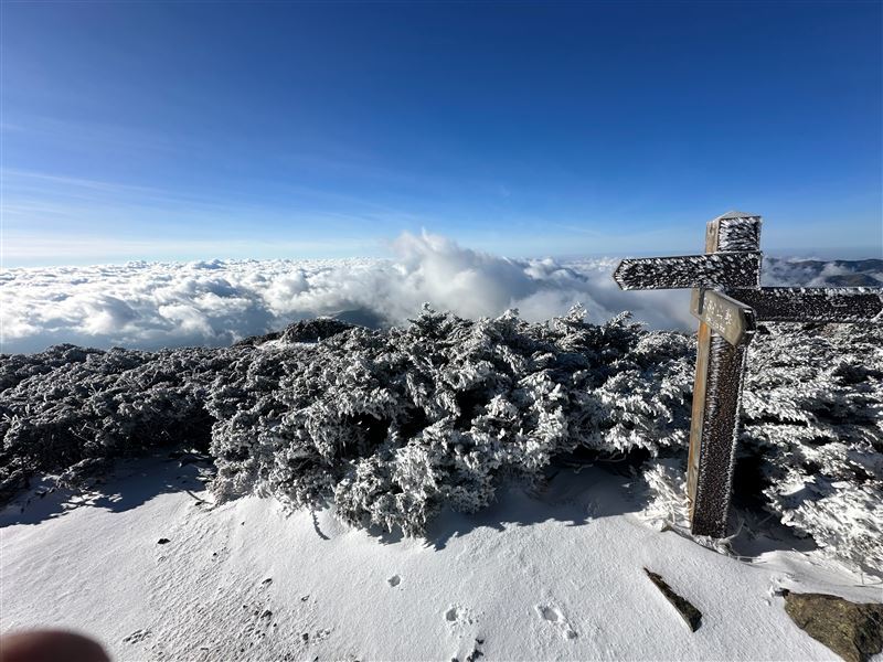 Salju Pertama di Musim Dingin 2023, Gunung Xue Diselimuti Lapisan Salju Setebal 10 CM Pada Kamis Pagi