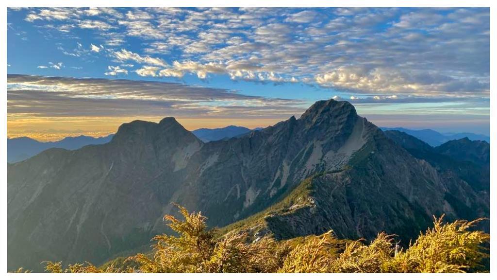 Panorama Awan Memukau dengan Warna Kuning Emas Muncul di Yushan, Netizen Terpukau!