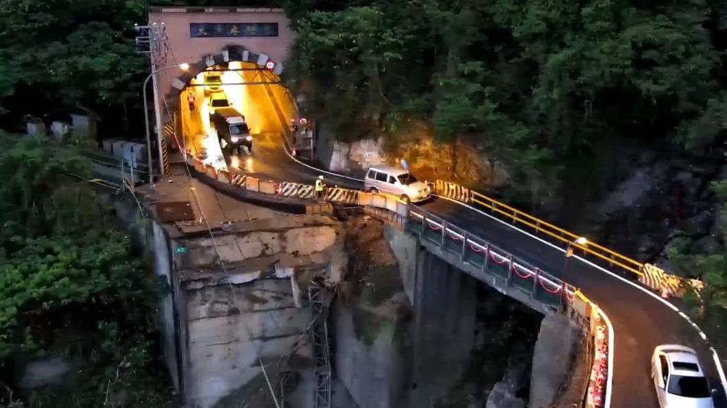 Sempat Roboh Karena Diguncang Gempa Hebat, Jalan Suhua Kembali Dibuka! Jembatan Sementara Selesai Dibangun, Jalur Terputus Kini Terhubung Kembali