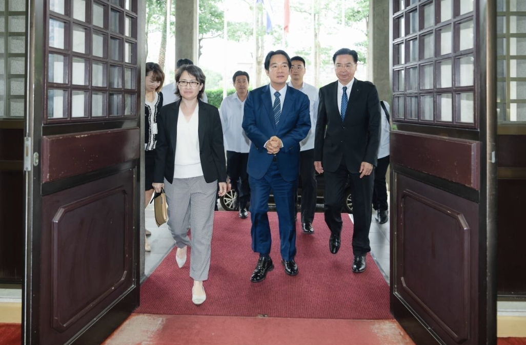 Bersama Hsiao Bii-khim Berkunjung ke Kemenlu, Lai Ching-te: Bertekad Melindungi Taiwan