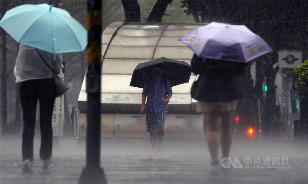 Hujan Deras Pagi Hari! Deretan Sepeda Motor Terendam, Banjir Menggenangi Jalan, Kondisi Genting di Taipei dan New Taipei City