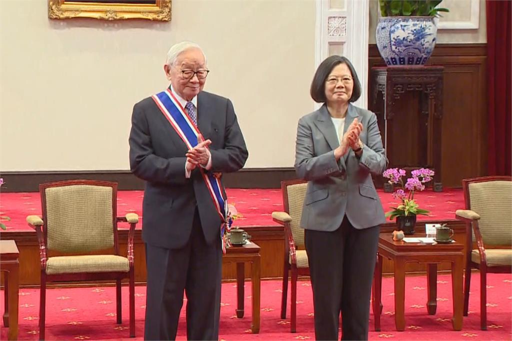 Menyerahkan Medali Dr. Sun Yat-sen, Presiden Tsai: Morris Chang sebagai Teladan Terbaik bagi Semua Orang Taiwan