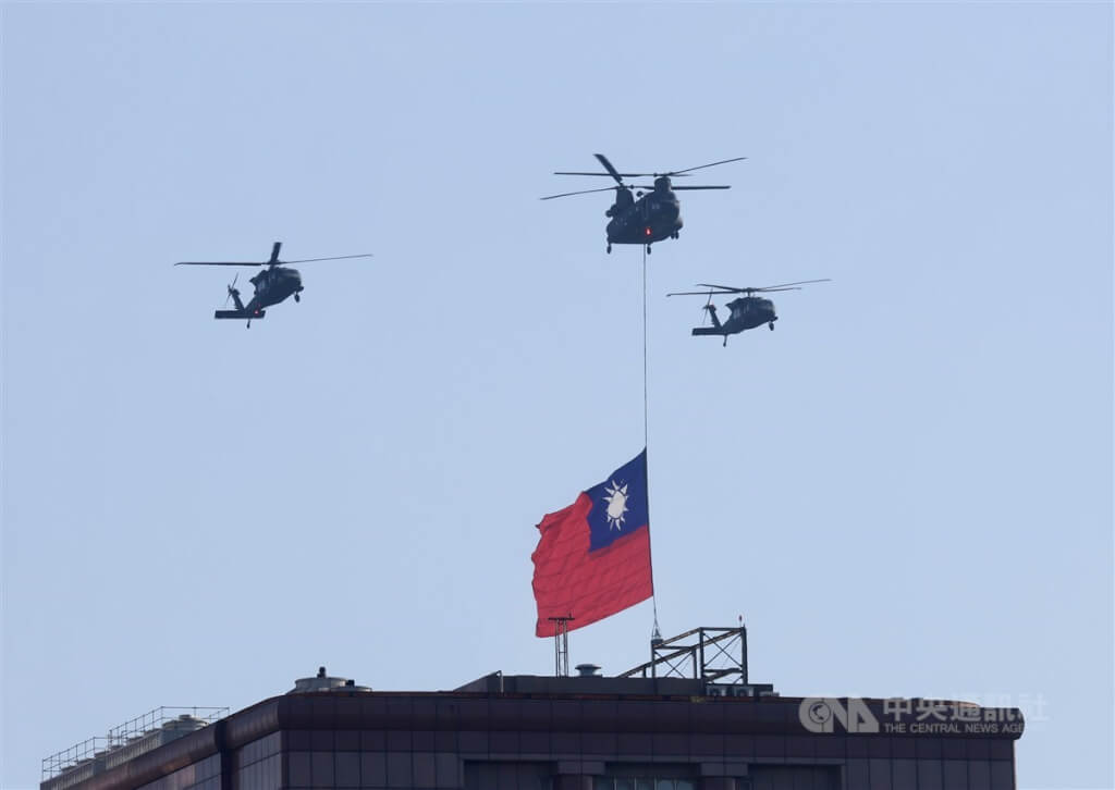Latihan Udara Pelantikan Presiden 20 Mei, Bendera Nasional Raksasa Berkibar di Atas Istana Kepresidenan