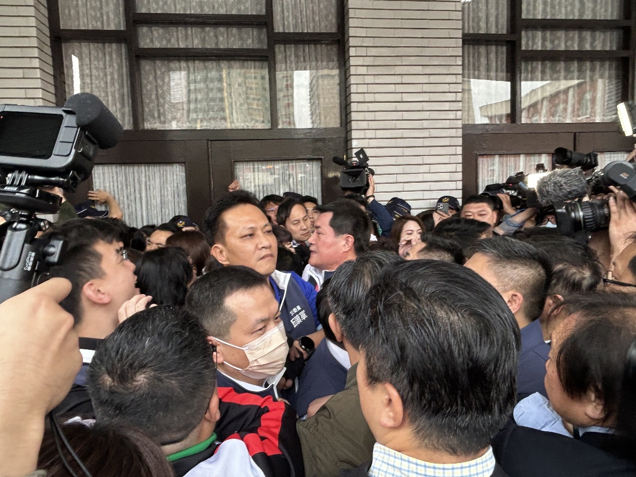 Gaduh! Bentrokan Tak Terelakkan Terjadi Antara Anggota Legislator Partai KMT, TPP dengan Partai DPP di Yuan Legislatif