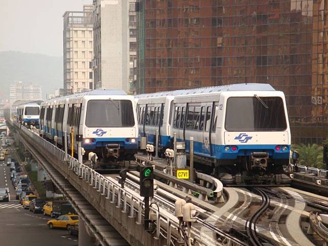 Satu Tindakan Sepele di MRT Ini Ternyata Paling Disebelin! Warganet Setuju: Gak Sopan Banget!