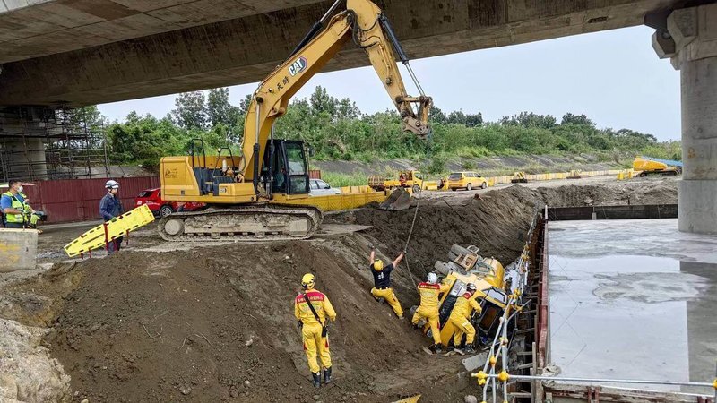 Kecelakaan Kerja, PMI Mengemudikan Truk Tangki Air Terbalik dan Meninggal