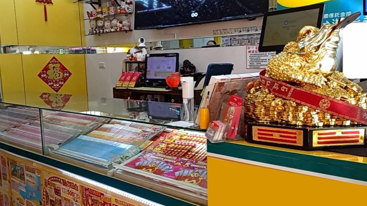 Baru Dijual 4 Hari, Sepasang Warga Asing Ini Berhasil Menang NT$1 Juta dari “Gosok-Gosok Berhadiah Edisi Khusus Imlek”