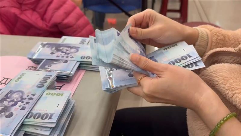 Cair!! Kota di Taiwan Ini Menganggarkan NT$180 Juta untuk Bungkus Angpao NT$6.000 Diberikan Kepada Penduduk Lansia Setempat