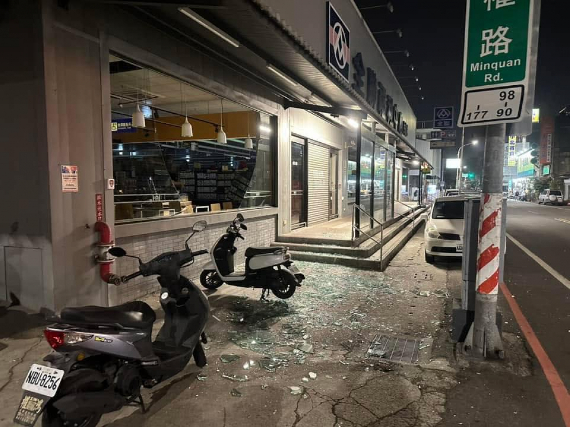 Gempa Chiayi 6,4SR, PMI Langsung Memeluk Erat Nenek yang Terbaring, Keluarga: Aksi Terpuji dan Mengharukan!