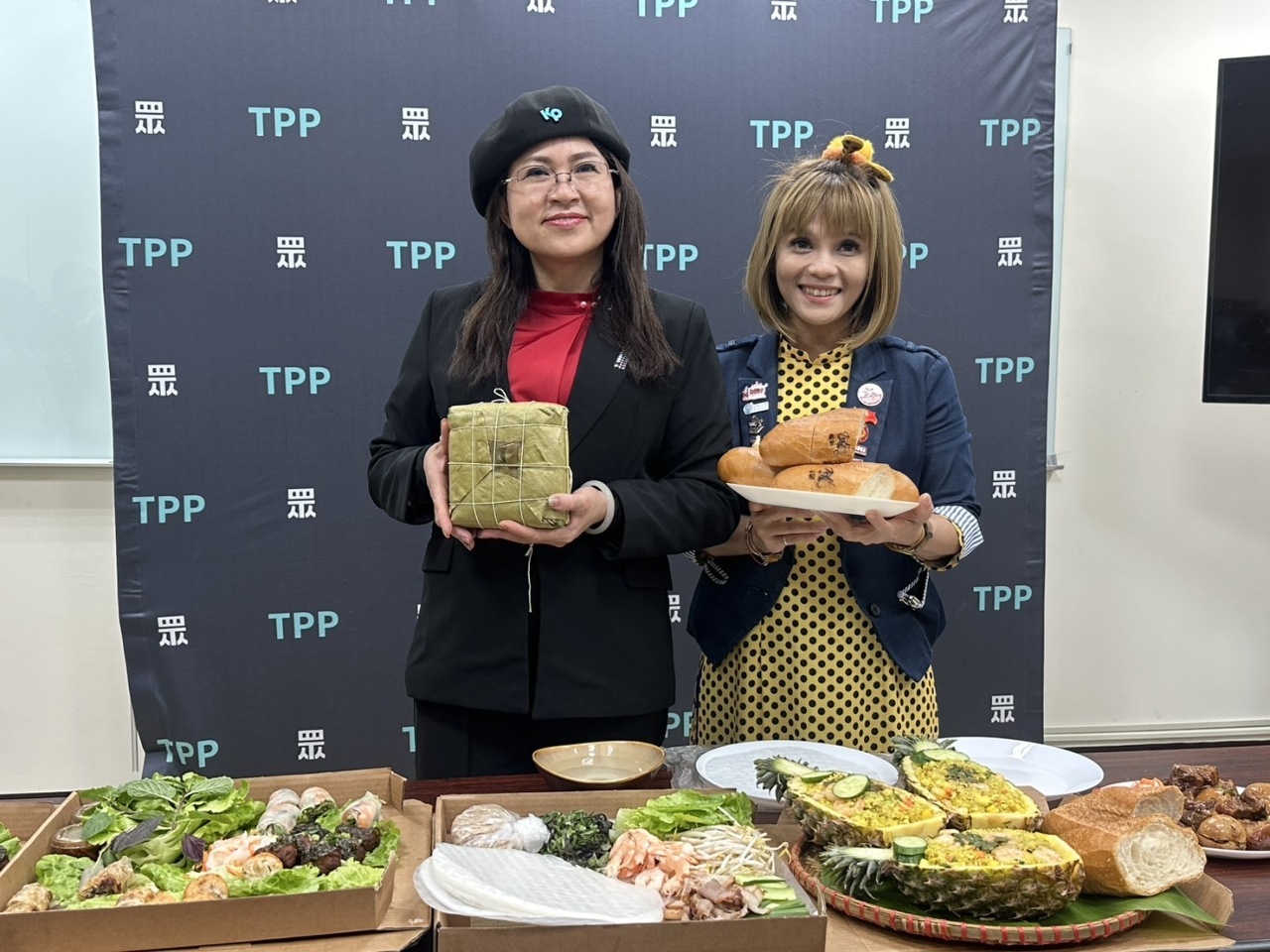 Anggota Legislatif dari Partai TPP Memamerkan Keterampilan Memasak, Berbagi Budaya Imlek Khas Vietnam