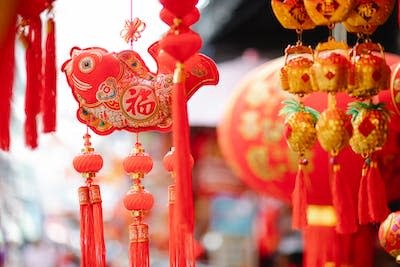 Malam Chú Xì, Ritual Keluarga, Angpao, dan Penjaga Rumah di Ambang Tahun Baru Imlek