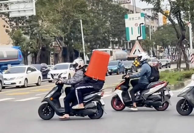 Kreatif atau Ceroboh? Bawa Drum Plastik Hingga Menutupi Penumpang, Kena Dua Pelanggaran Sekaligus