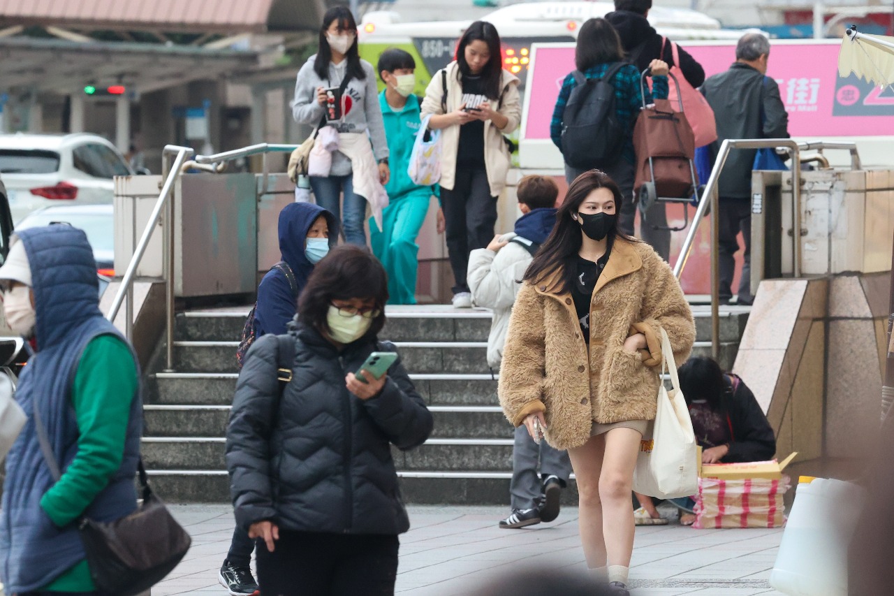 Suhu Menghangat Bisa Mencapai 30°C, Ahli Ingatkan: Jaket dan Selimutnya Jangan Buru-buru Disimpan, Gelombang Hawa Dingin akan Menghampiri Kembali