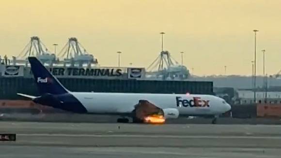 Terbang Kurang dari 10 Menit! Pesawat Kargo FedEx AS Ditabrak Burung, Mesin Terbakar dan Mendarat Darurat