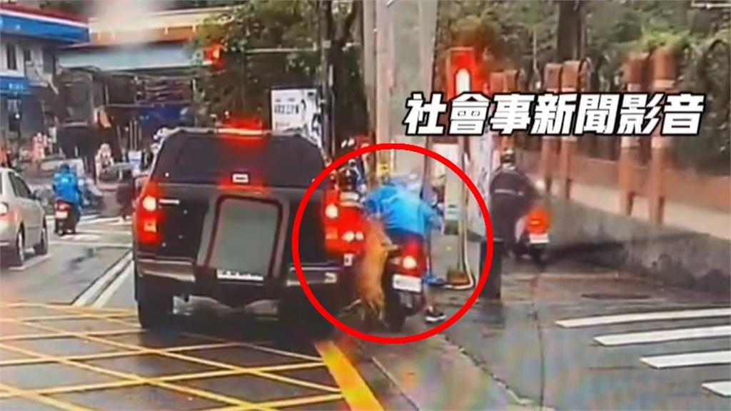 Lagi Berhenti di Lampu Merah, Anjing Pitbull Tiba-tiba Lompat Keluar dari Jendela Mobil yang Terbuka Lalu Serang Pengendara Motor