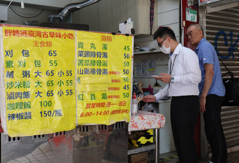 FDA Taiwan Akan Terapkan Peraturan Baru: Staf Penjual Makanan Dilarang Memegang Uang dan Makanan Bersamaan, Denda Maksimal NT$200 Juta