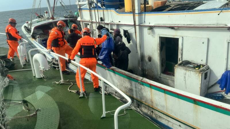 ABK Indonesia Terjatuh ke Laut saat Bekerja, Tim Penjaga Pantai Penghu Bergerak Cepat Lakukan Penyelamatan