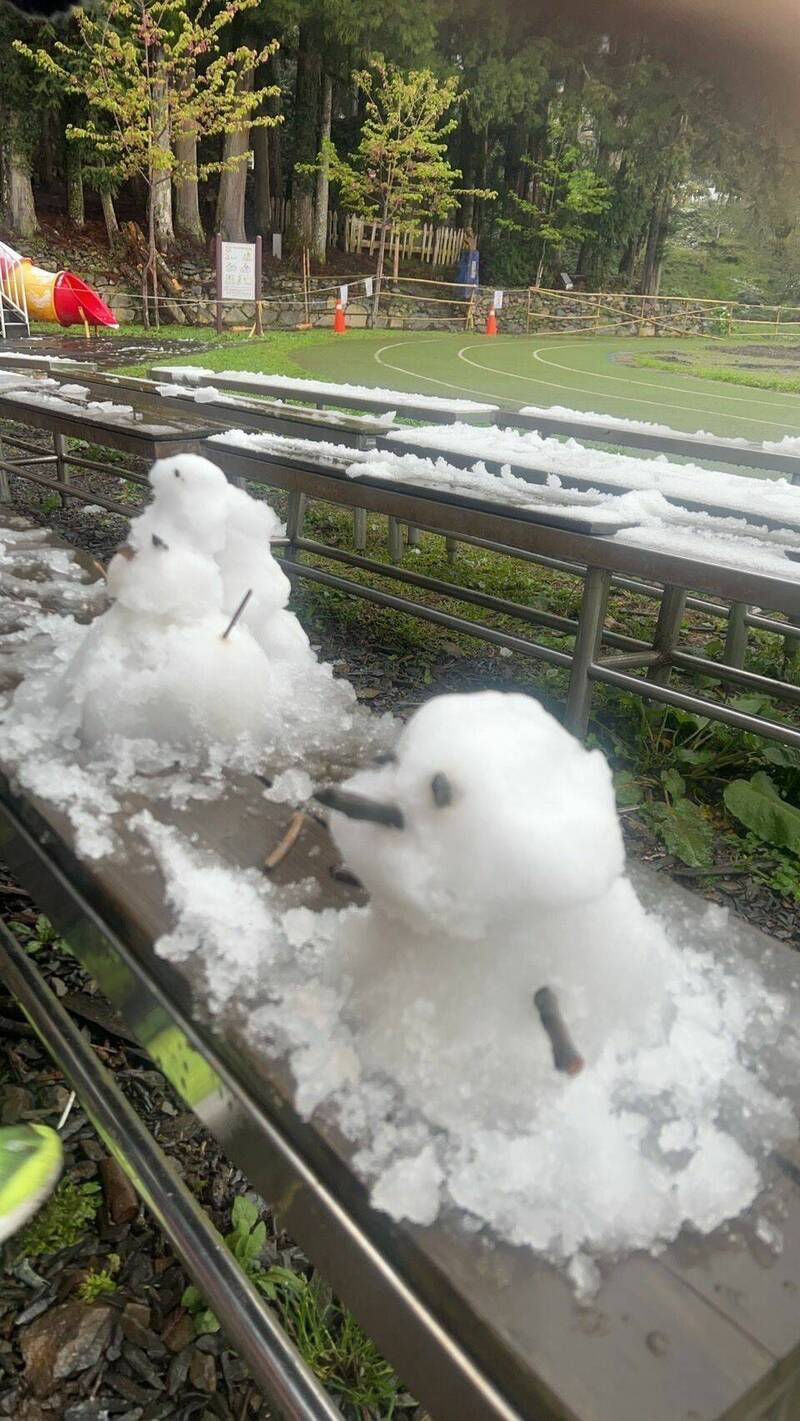 Musim Dingin Enggan Pergi! Salju Turun di Bulan Maret, Puskesmas Xiuluan di Hsinchu Membuat Boneka Salju