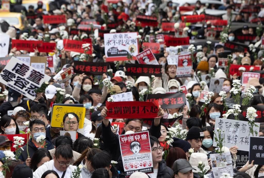 Hampir 200 Warga Kumpul di Pengadilan Taipei, Tuntut Kasus Penyiksaan Anak Diperberat Hukuman Pidana